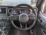 革巻きのステアリングハンドル!JEEPロゴがおしゃれでかわいいです。