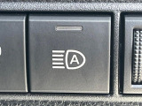 【アダプティブハイビーム】遠くまで明るく照らすハイビームを先行車や対向車に照射しない様、自動で調整!毎回手動で切り替える必要がなく、夜間走行時のストレスも軽減。安全性向上にも寄与します。
