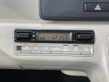 【オートエアコン】一度お好みの温度に設定すれば、車内の温度を検知し風量や温度を自動で調整。暑い…寒い…と何度もスイッチ操作をする必要はありません。快適な車内空間には必須の機能ですね♪