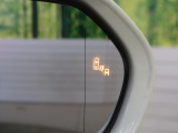 【ブラインドスポットモニター】走行中、ドアミラーの死角になりやすい箇所に後続車が接近するとサイドミラーのレンズに警告を表示!ドライバーに注意喚起をしてくれます。