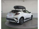 世界中が驚いた斬新かつ個性的なリヤビュー。浮遊した感じのリヤコンビランプの造形は一目でC-HRと認識できます。