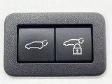 【パワーバックドア】スマートキーや運転席のボタンを押すだけでリアゲートが自動で開閉します!荷物を持っている時や、高い位置にあるバックドアを閉める際に便利な機能です♪
