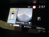 上からの視点で狭い駐車場への駐車に役立つ、アラウンドビューモニター対応スピードメーター