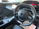 プジョーの特徴でもある小径ハンドル。女性の方でも運転しやすいです