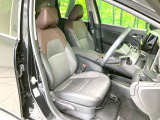 運転席まわりには十分なスペースがあり、大柄な方でもゆったり運転していただける環境です。