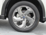 スーパーブラックハイラスター塗装の専用18インチアルミホイール。タイヤサイズは225/55R18