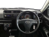 各種操作スイッチなども使いやすく配置されている運転席です。