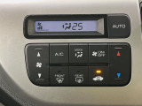 【オートエアコン】一度お好みの温度に設定すれば、車内の温度を検知し風量や温度を自動で調整。暑い…寒い…と何度もスイッチ操作をする必要はありません。快適な車内空間には必須の機能ですね♪