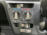 寒い冬も暑い夏も全席に快適な空調を届けてくれる、ダイヤル式エアコンを装備♪