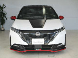 ■2WD専用フードデカール付。■NISMO専用フロントグリル&フロントバンパー&フロントLEDフォグランプ付!真ん中のNISMO専用エンブレムがかっこいい!