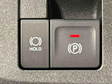 指先だけで簡単に操作が可能な電動パーキングブレーキを採用。「HOLD」スイッチを押すと、渋滞や信号待ちなどでブレーキペダルから足を離しても、ブレーキを保持するので安心です