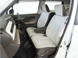 運転席と助手席は足元が繋がっているので自由に行き来しやすいので駐車場が狭いときでも助手席側からスムーズに乗り降りできて便利!