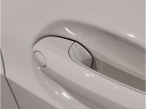 【コンフォートアクセス】ドアノブの内側に手を入れるとドアロック解除。ドアノブの表面にある凹凸部分に触れるとドアロック施錠が可能となります。施錠の際に長押しでドアミラー格納やウインドウを閉める事も可能☆