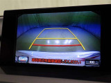 バックモニターも装備しております。バックギアに入れるとナビ画面に車の後方が映し出されます。これで後方確認も安心!
