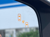 【リヤビークルディティクション】走行中、ドアミラーの死角になりやすい箇所に後続車が接近するとサイドミラー付近に警告を表示、ドライバーに注意喚起と、万一の際はハンドル操作をアシストをします。