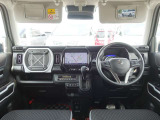 運転席・助手席ともにバニティミラーが備わっていますので、車の外に出る前にパパッと身だしなみをチェックすることができて便利ですよ♪