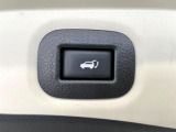 【パワーバックドア】スマートキーや運転席のボタンを押すだけでリアゲートが自動で開閉します!荷物を持っている時や、高い位置にあるバックドアを閉める際に便利な機能です♪