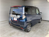 後部座席とリヤはプライバシーガラスになっています。座っている人や置いてある荷物が見えにくくなっているのでプライバシーの確保が出来ます。