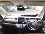 【前方視界】開放的な前方視界!運転がしやすく疲れにくいです♪窓が大きく、見通しがとっても良いおクルマですよ♪