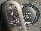 【キーフリーシステム】カバンやポケットに入れたままでもドアの施錠・解錠が可能なスマートキーを装備。エンジンのオン・オフ時もカギを取り出す必要が無いからとっても便利です♪
