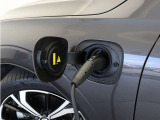 専用コードを接続するだけで簡単に充電が行えます。プラグインハイブリッドモデルRecharge PHEV T6 AWDは、走行中の充電のほか、自宅などに設置された充電機器からの充電が可能です。