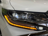 【シーケンシャルターンランプ付きLEDヘッドライト】人気の『流れるウィンカー』付きのLEDヘッドライトを装備♪高級感はもちろん、点灯時は存在感たっぷりで他車からも認識されやすく安心です。