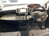 車内は光触媒抗菌消臭施工済です。インパネ周りはスタイリッシュなデザインです。グローブボックスやカップホルダーのほかにトレーなどたくさんの収納スペースが付いています。