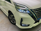 【LEDヘッドライト】悪天候や夜間走行時も良好な視界を確保し安心して運転できる高輝度LEDヘッドライトを装備!点灯速度が早く、消費電力も抑えられています。