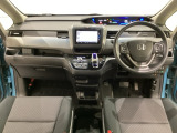 車内は光触媒抗菌消臭施工済です。インパネ周りはスタイリッシュなデザインで機能や装備も充実しています。グローブボックスやカップホルダーのほかにトレーなどたくさんの収納スペースが付いています。
