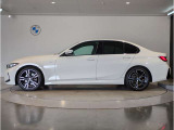 【拘りのFR】BMWが多く採用するFR車。ダイレクトでスポーティな加速感・シャープなハンドリングを実現。縦置きエンジンレイアウトにより、フラットで上質な乗り味です。