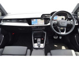 センターコンソールを運転席側に向けたドライバーオリエンテッドなコックピットは、フル液晶ディスプレイ式のデジタルインストルメントクラスターやタッチスクリーンMMIにより、高い視認性と直感的な操作が可能