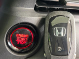 【Hondaスマートキー】カバンやポケットに入れたままでもドアの施錠・解錠が可能なスマートキーを装備。エンジンのオン・オフ時もカギを取り出す必要が無いからとっても便利です♪