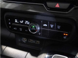 【オートエアコン】温度を設定すれば自動で快適な車内温度を保ちます。エアコン内部の高性能脱臭フィルターで車内のアレルゲンや花粉を除去。