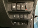 両側電動スライドドアは運転席から操作ができるよう、操作スイッチが付いています。その下にはETCがついています。高速道路の料金所の通過も楽々です!。 カードの取り出しもしやすい場所についています。