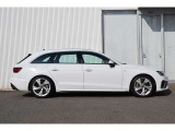 往年の「Audi quattro」を彷彿とさせるブリスターフェンダーを採用することで、よりダイナミックなサイドビューに。