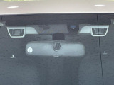 【アイサイト】前方の車両等を検知し、衝突しそうな時は警報で注意を促し、ブレーキを踏む力をサポート。ブレーキを踏めなかった場合は衝突被害軽減ブレーキが作動、衝突回避をサポートします。