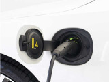 専用コードを接続するだけで簡単に充電が行えます。プラグインハイブリッドモデル Recharge Ultimate T8 AWDは、走行中の充電のほか、自宅などに設置された充電機器からの充電が可能です。