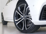 ダイヤモンドカット/ブラック5ダブルスポーク 8.5J×20インチルミホイール。衝突回避・被害軽減ブレーキシステムやパイロット・アシストなど、数多くの先進安全・運転支援機能を標準装備。