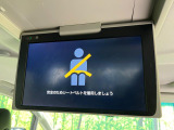 【フリップダウンモニター】大画面モニターで後席でもエンタメをお楽しみいただけます。小さなお子様にも大人気の装備です♪
