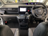 車内は光触媒抗菌消臭施工済です。インパネ周りはスタイリッシュなデザインで機能や装備も充実しています。グローブボックスやカップホルダーのほかにトレーなどたくさんの収納スペースが付いています。