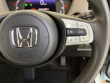 ハンドルにHondaセンシング系のクルーズコントロールやレーンキープアシストなどのスイッチが装備されています。ハンドルから手を離さず安全に操作できます。
