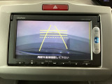 バックでの車庫入れも安心です! リアカメラが付いているバックモニター付のナビを装備しております。操作線もついており距離感も画面から確認できます。