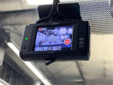 ドライブレコーダー装備、運転中の映像や音などの情報を記録する車載専用カメラ。万が一の事故やトラブルに備えるドライブの必須アイテムです。