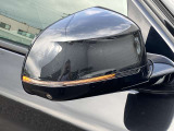 追い越し車線上を急接近してくる車両を認識してミラー内側に組み込まれたインジケータを点滅させドライバーに警告します。注意喚起に気づかず、ドライバーがそのまま車線を越えた場合には車線維持をサポートします。