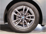 【BMWアロイホイル】軽量かつ強度に拘ったアロイホイル。走行性能ポテンシャルを引き出す設計。車の足元を引き締めてくれる大きなポイントはアロイホイルです。