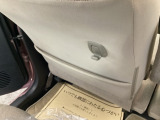 【収納】後部座席収納。散乱しがちな小物を収納するのに便利です。お子様のおもちゃやティッシュボックス、書類等様々なものの収納が可能です。【コンビニフック】紙袋や、ポリ袋をかけられます。