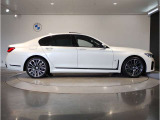【BMWの伝統-3】BMWのお車は、“駆け抜ける歓び”を体現しております。走行の安定性とコーナリングの良さを追求し、思い通りにハンドルの操作可能です。