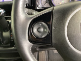 ステアリングにオーディオ操作スイッチが付いています。オーディオ画面に直接タッチしなくても操作が出来ますので、運転に集中できます。