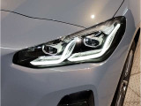 【LEDヘッドライト】先進のLEDテクノロジーを採用。放射される白色光の周波特性は太陽光に近く、バイキセノン・ヘッドライトを上回るコントラストで更に明るく輝きます!