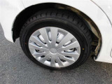 スチールホイールカバー付き。タイヤ装着サイズは「155/65R14」です。